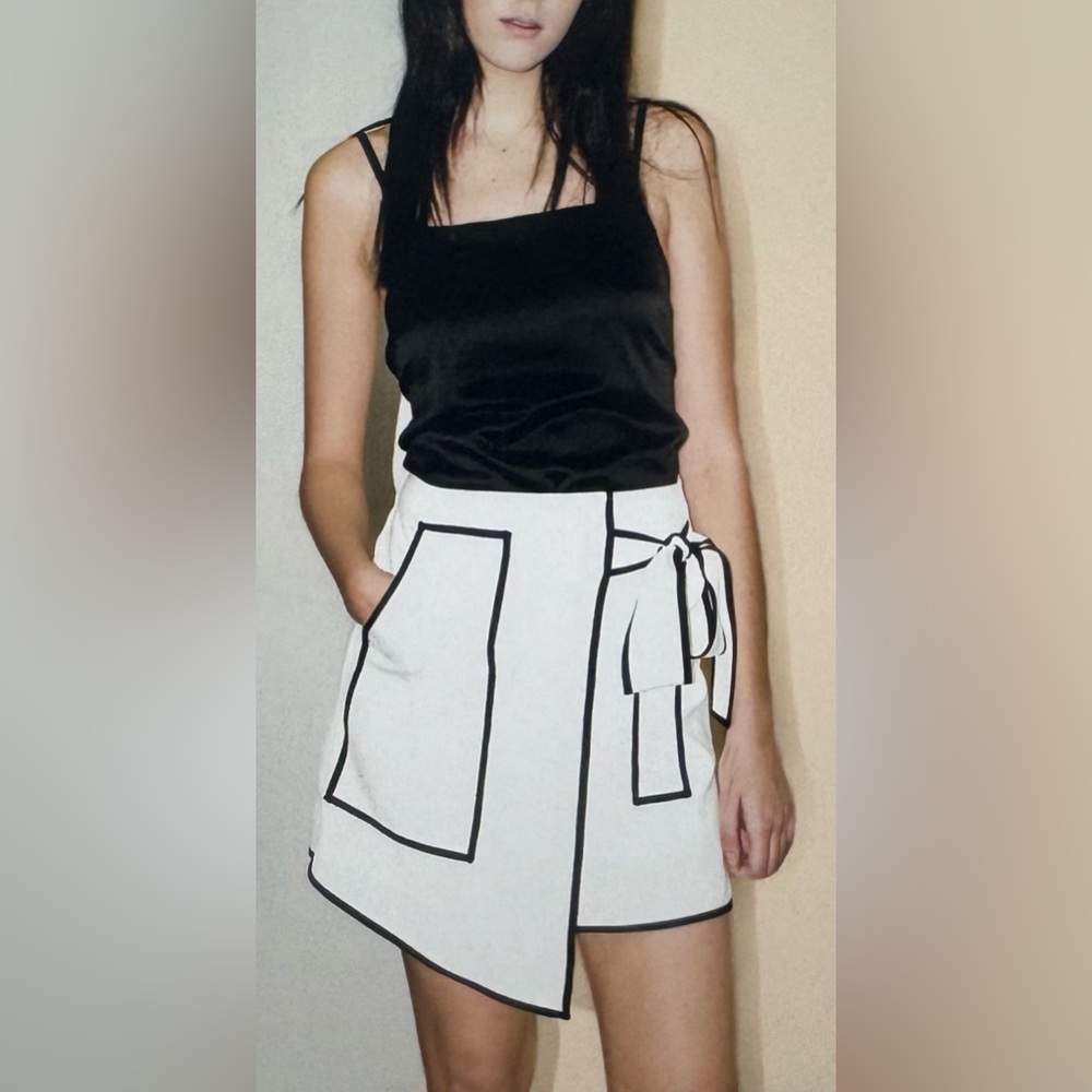 MORRISDAY THE LABEL Beverley Mini Skirt
Small NWT White Black Piping